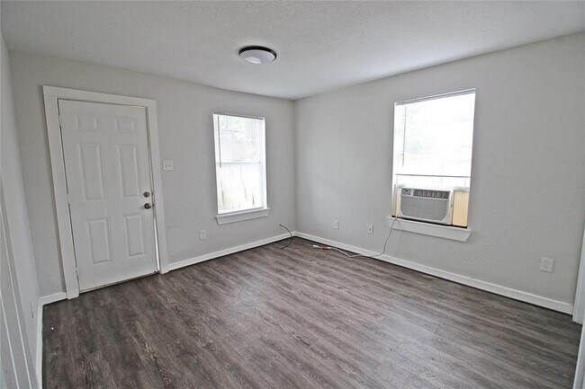 Building Photo - 4407 Hull St