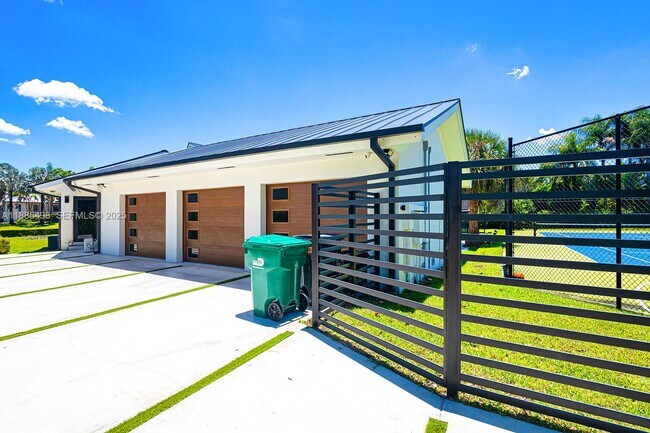 Building Photo - Southwest 89th Place, Miami, FL 33176 - 6 BR 4 BA single-family home