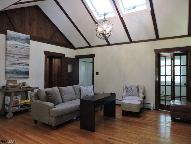 Foto del edificio - 381 Franklin Rd