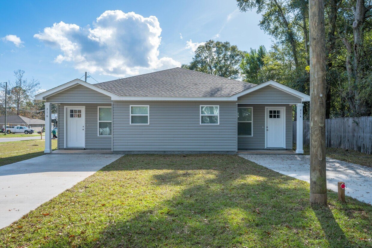 214 E 2nd Ave, Crestview, FL 32536 Townhome Rentals in Crestview FL