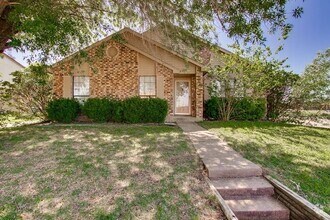 Building Photo - 9124 Pinehaven Dr