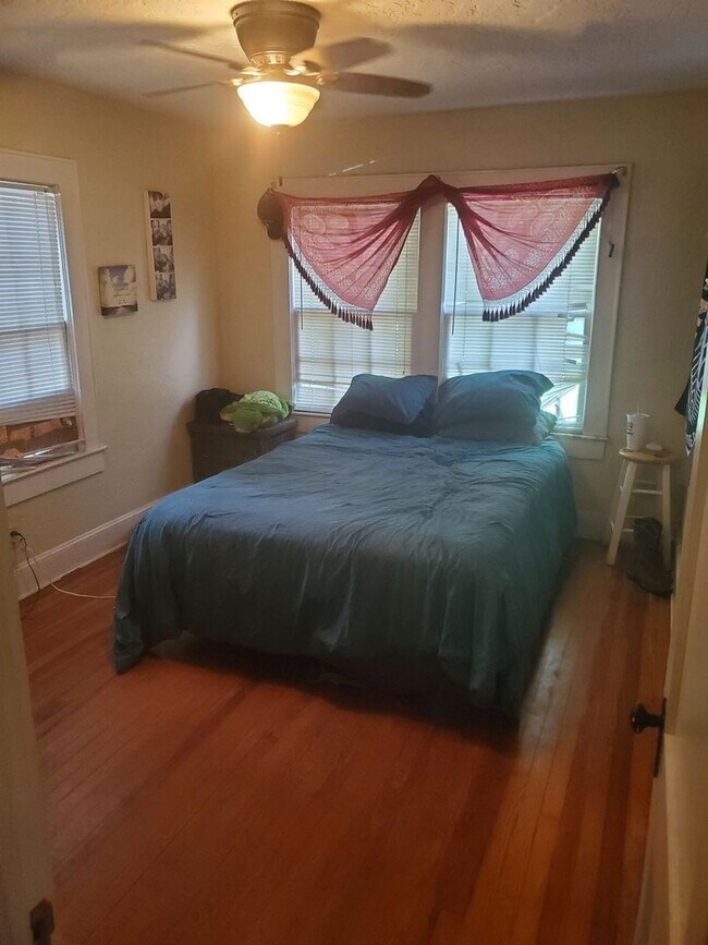 Building Photo - Historic One Bedroom Apartment Steps From Campus (w/ Den)