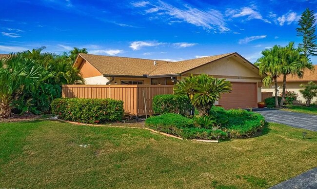 Vista del patio delantero - 6450 Royal Woods Dr
