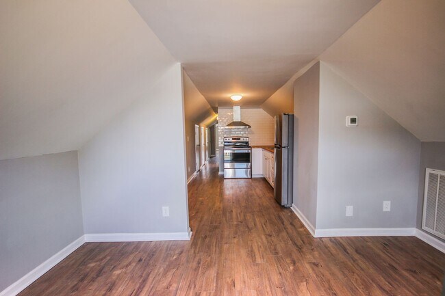 Building Photo - Highland Park Living with Private Deck & Updated 2BR Near Downtown Chattanooga
