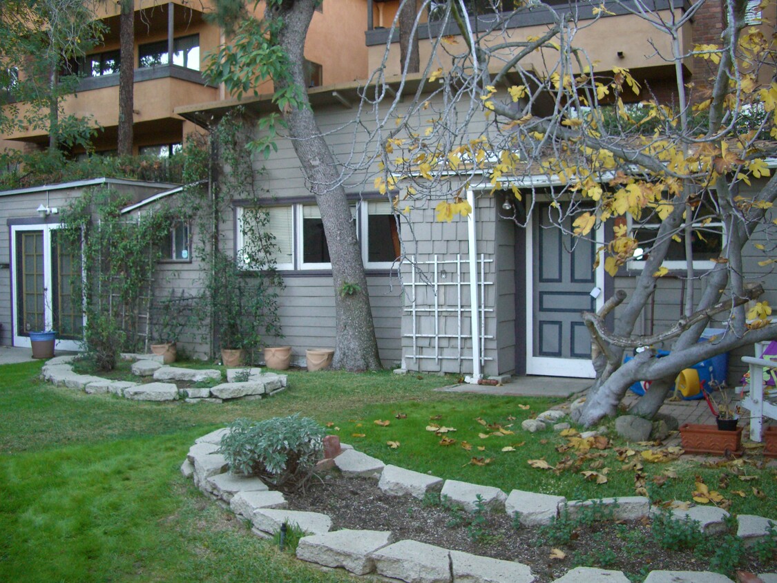 Front with yard - 679 S Mentor Ave