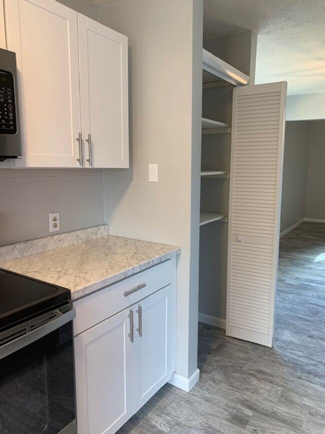 Building Photo - Modern & Traditional with Convenience