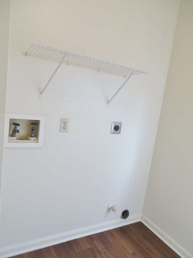 Building Photo - 705