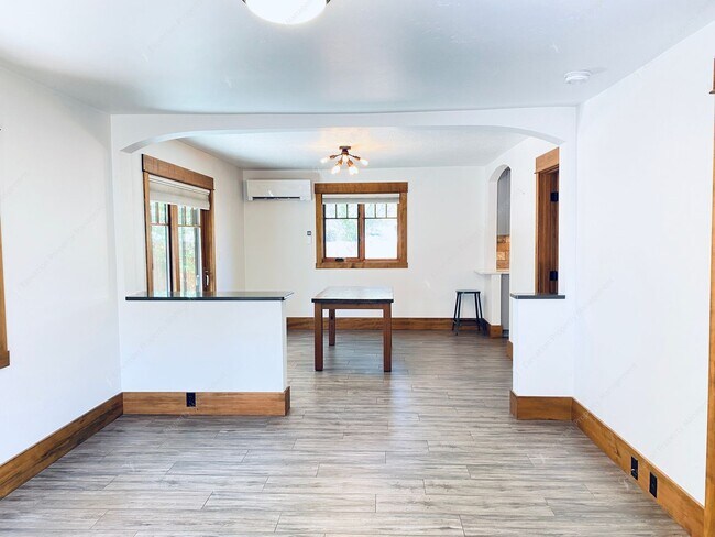 Building Photo - Charming Craftsman-Style Home in Desirable Old Bend Neighborhood