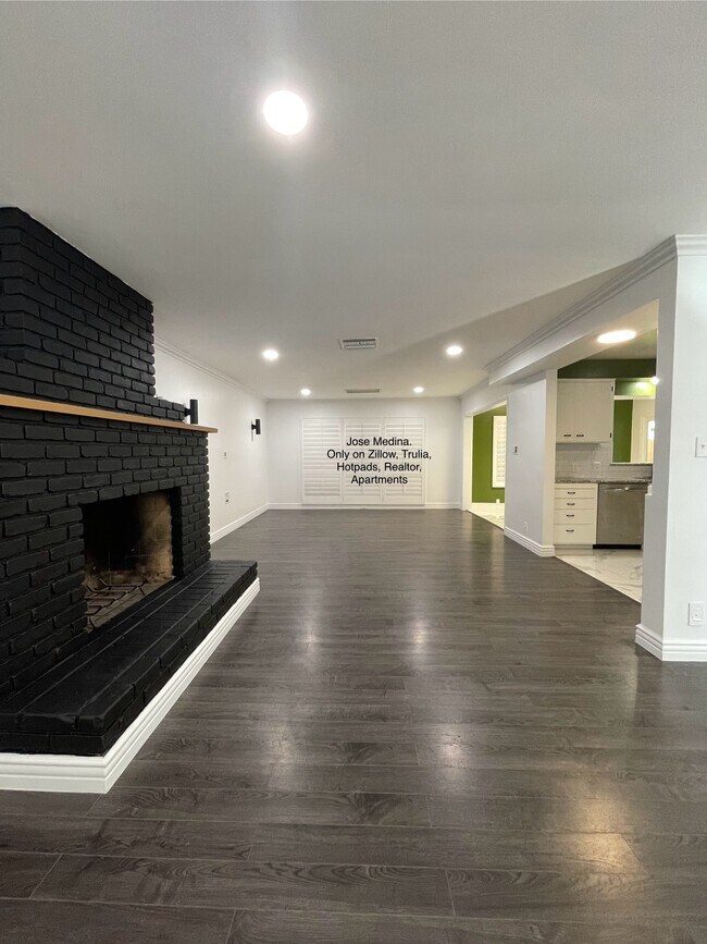Building Photo - 3500 Pickwick Dr