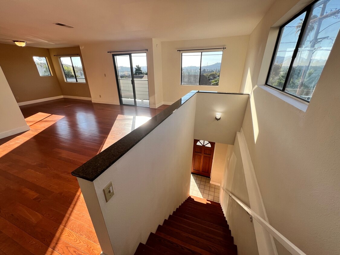 Main floor with open layout - 3161 Weldon Ave