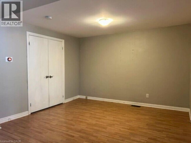 Photo du bâtiment - 153 Cameron Ave N