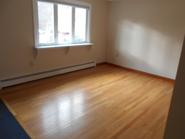 Building Photo - Derry Townhouse for Rent- 2 Bedrooms + Loft!  Available Nov 15!