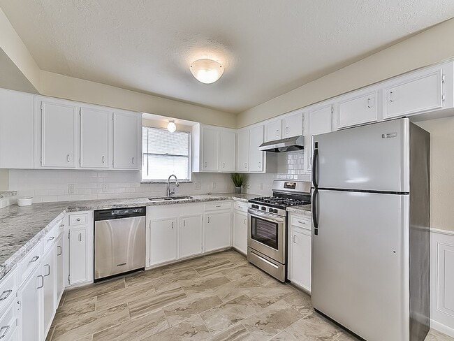 Building Photo - 900 Bonita Dr