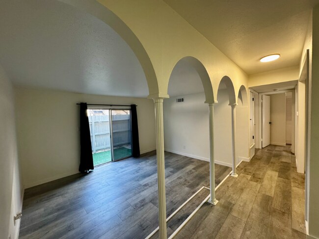 Building Photo - 170 De Chantle Rd