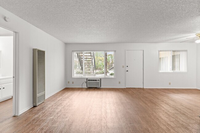 Foto del edificio - 8331 Lampson Avenue