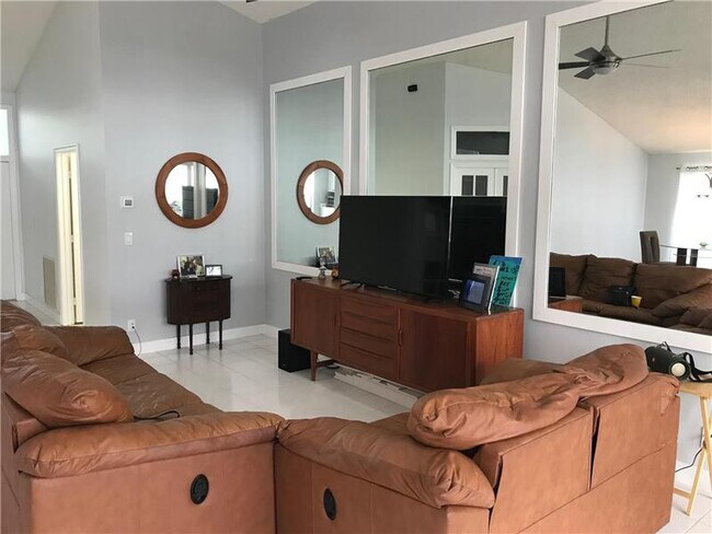 Foto del edificio - 1391 Fairfax Cir E