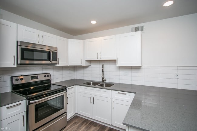 Building Photo - 3836 E Earll Dr