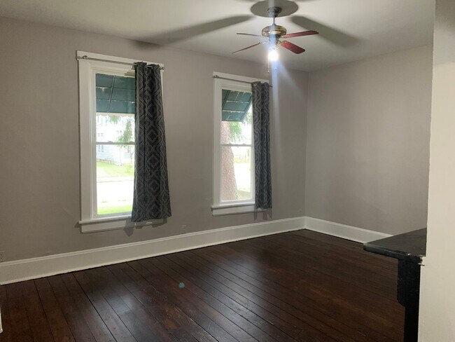 Foto del edificio - A spacious and quiet 3 bedroom home in Old...