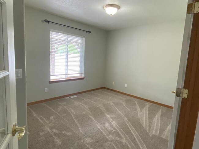 Building Photo - 6499 Bent Grass Ln