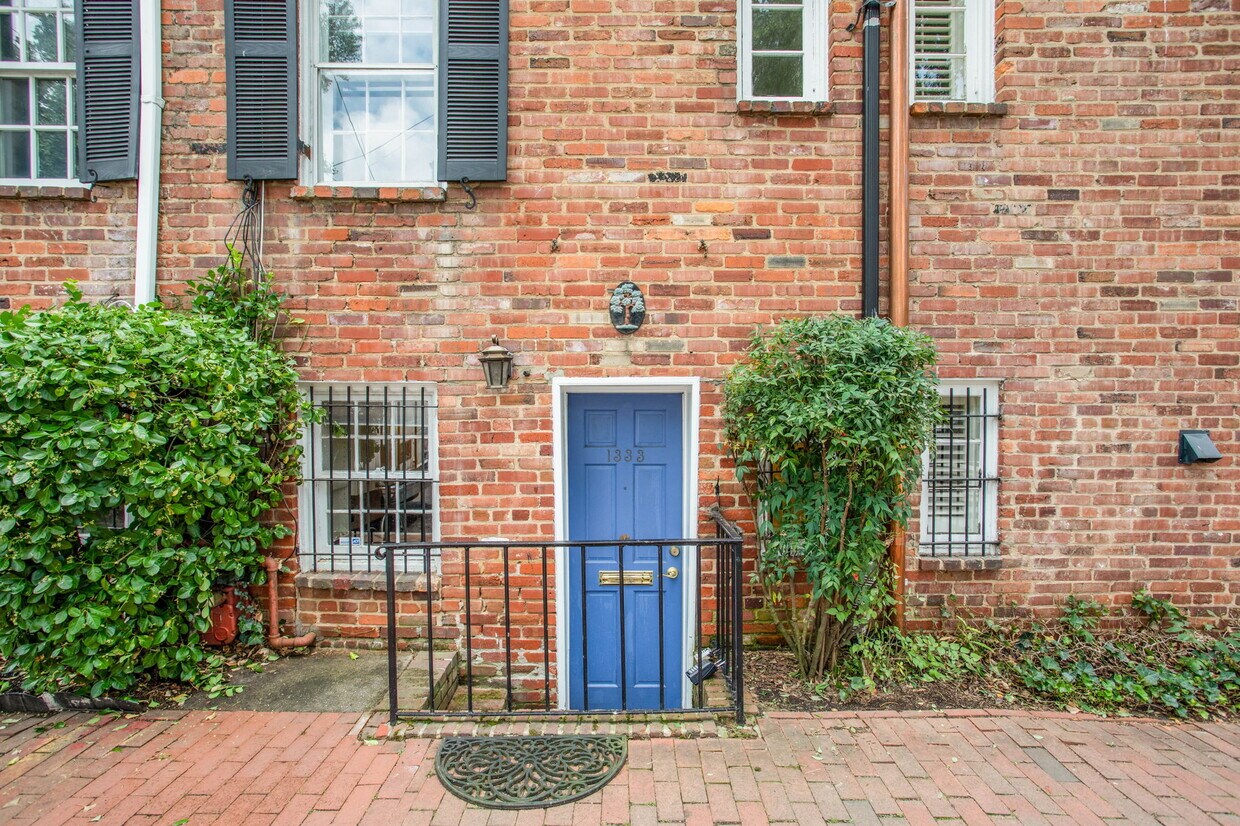 Foto principal - 1333 27th St NW