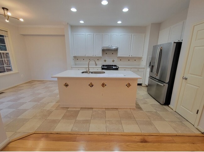 Building Photo - 3352 Beechcliff Dr