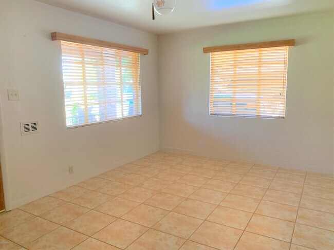 Building Photo - 3037 E Mulberry Dr