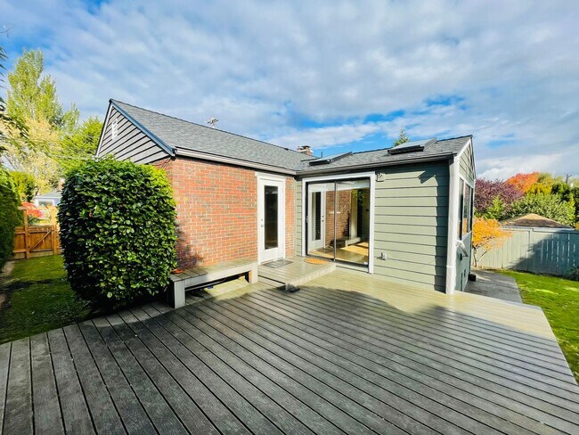 Foto del edificio - Spacious Ballard House with Fully Enclosed...
