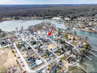 Surrounded by water and picturesque views - 17 S Pine St