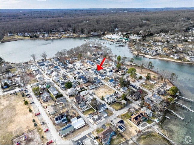 Surrounded by water and picturesque views - 17 S Pine St