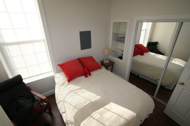 Bedroom/Queen size bed - 819 Hollins St