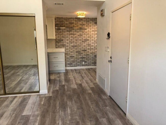 Building Photo - 815 Camelback Pl