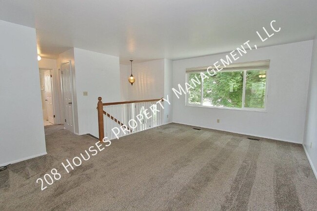 Building Photo - Charming Home on Quiet Cul-de-sac