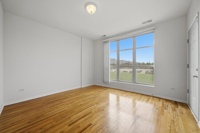 Foto del edificio - 318 E 25th St