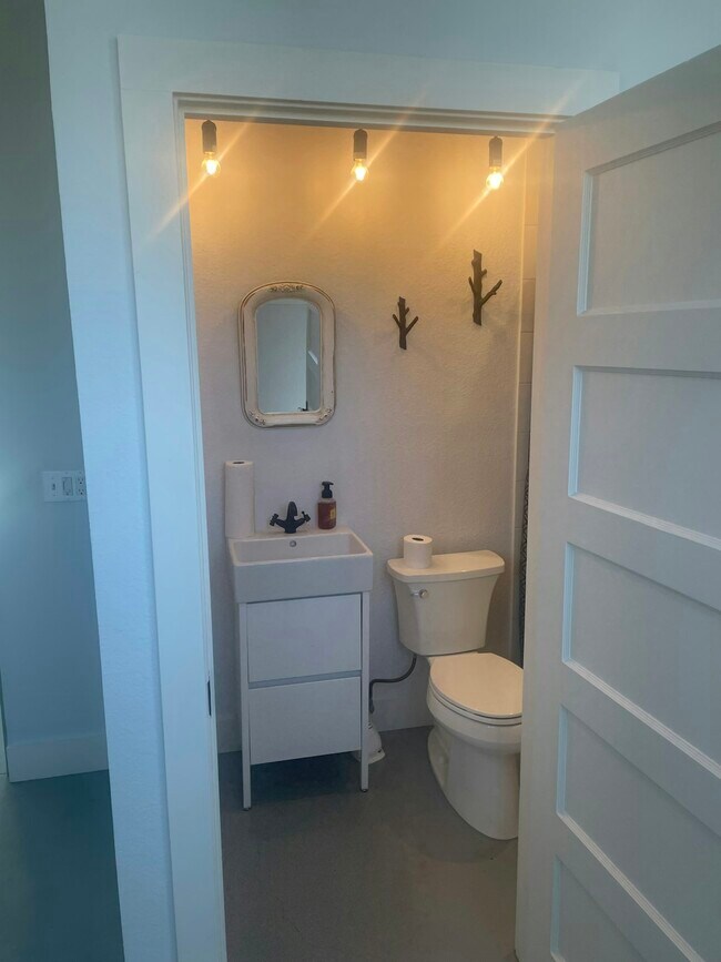 Foto del edificio - 459 Silver Ln