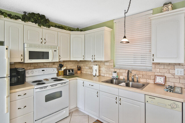 Building Photo - 5500 Bonita Beach Rd SW