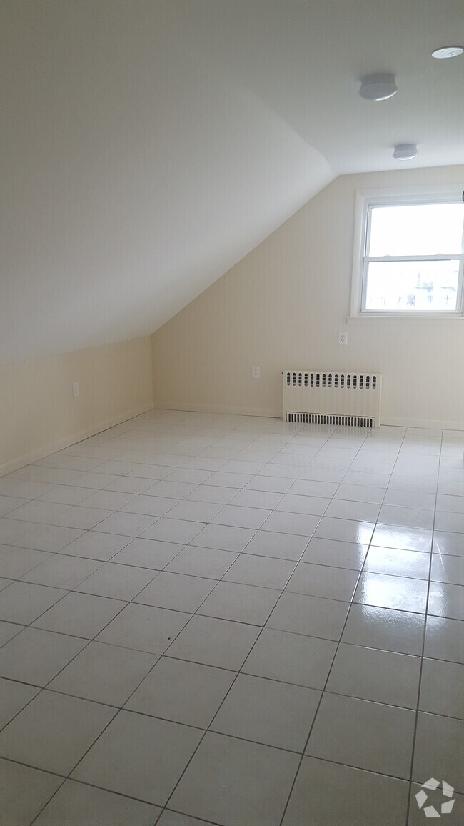 First Iselin Apartments for Rent with a Swimming Pool Iselin, NJ 1