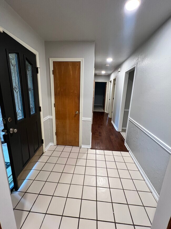 Building Photo - 505 Rustic Pl