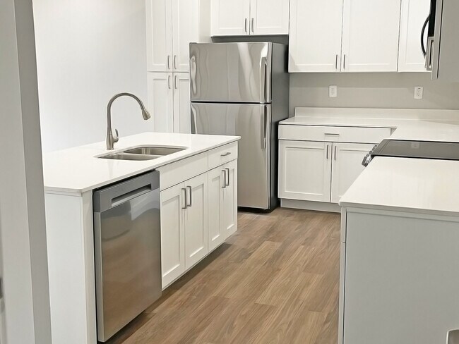 Cocina con electrodomésticos de acero inoxidable. - Iron Trail