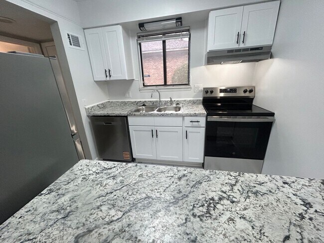 Foto del edificio - 240 Jamil Rd