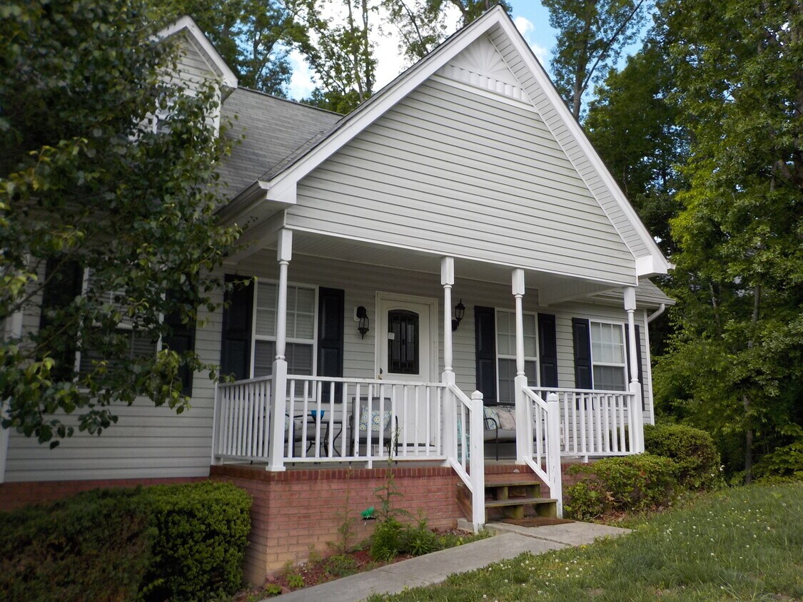 Foto principal - 3 Bedroom 2 Bath House with Basement