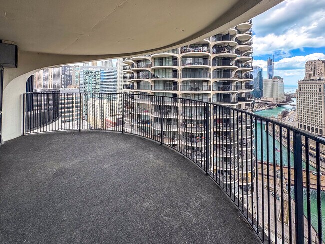 Foto del edificio - 300 N State St