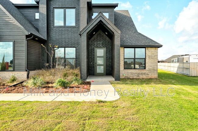 Building Photo - 2101 Dax Ln