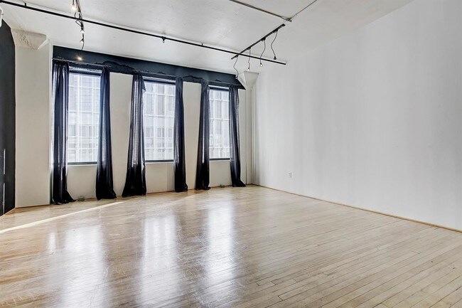 Building Photo - 705 Main St