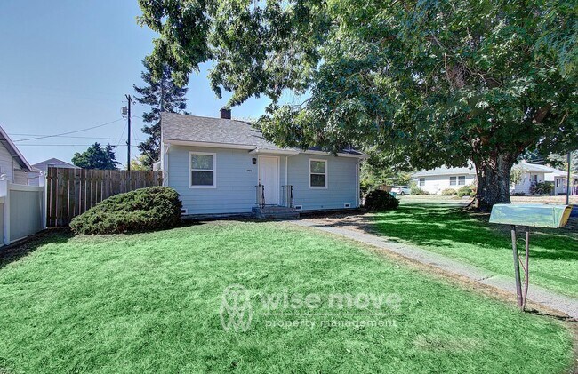 2 Bedroom Home with Garage- Corner Lot! - 2 Bedroom Home with Garage- Corner Lot!