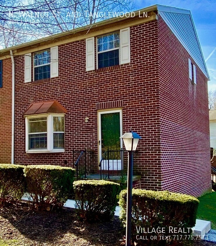 Primary Photo - Spacious END-UNIT 3-BR Townhome in Dallast...