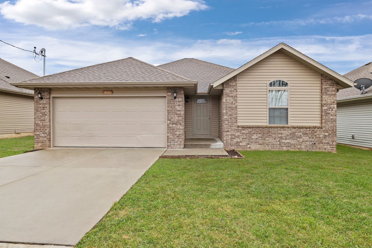 Foto principal - 3 Bedroom Home in Springfield MO