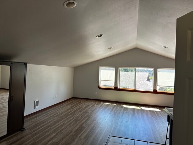 Foto del edificio - 18815 Bayview Rd NW
