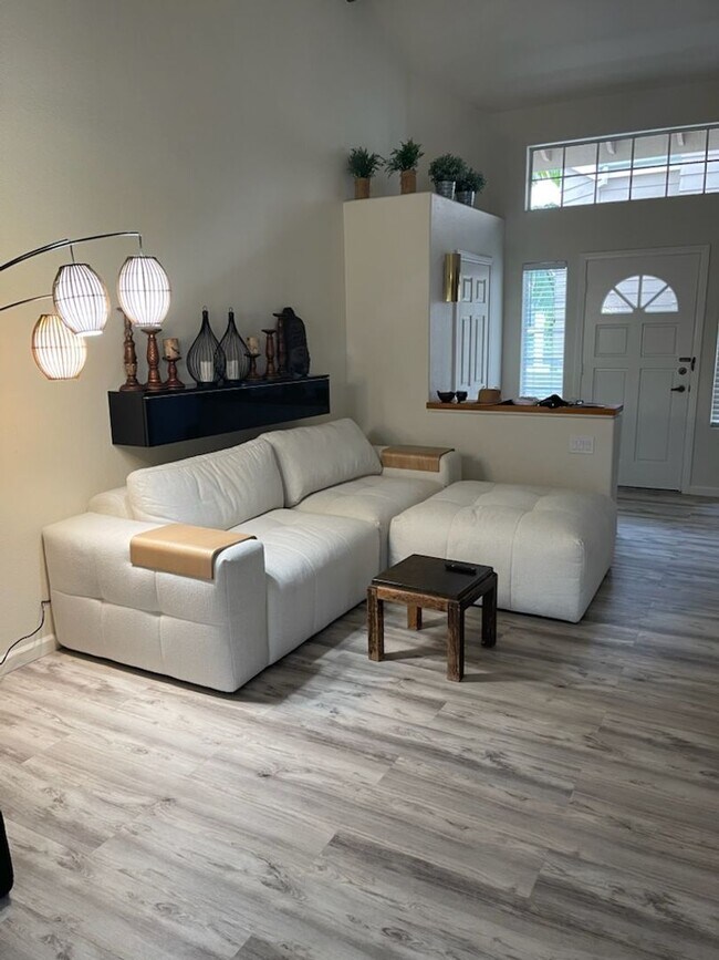 Foto del edificio - Beautiful La Jolla Condo – Fully Furnished – $350 Off 1st Month!