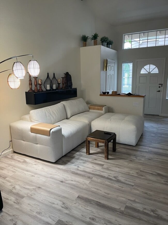 Building Photo - Beautiful La Jolla Condo – Fully Furnished...