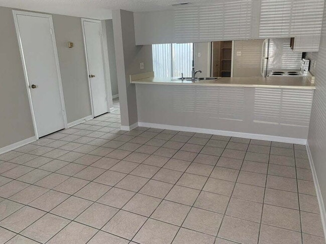 Building Photo - "Charming 2-Bed Townhouse in Fort Walton B...